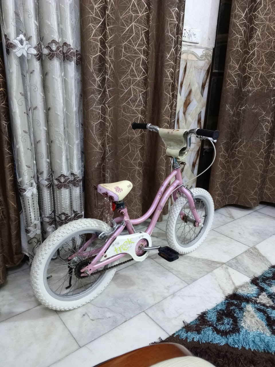 السلام عليكم
بايسكل اطفال ياباني للبيع كسر حاوية سعر 65 الف مواصفات:-
1- الون وردي🩷.
2- ماركة ترك العالمية 🩷.
3- حجم البايسكل 16 🩷.
4- تايرات لون ابيض🤍 مميز كتان اصلي🩷. 
5- بريك امامي + خلفي شغال 💯.
نوع المعدن حديد 🔗.
6- نضافة البايسكل 98%🩷.
   مكاني بغداد الشعب شارع الصحة قرب سوق الصبح رقمي للستفسار ***********. يتوفر خدمة توصيل بغداد فقط.
