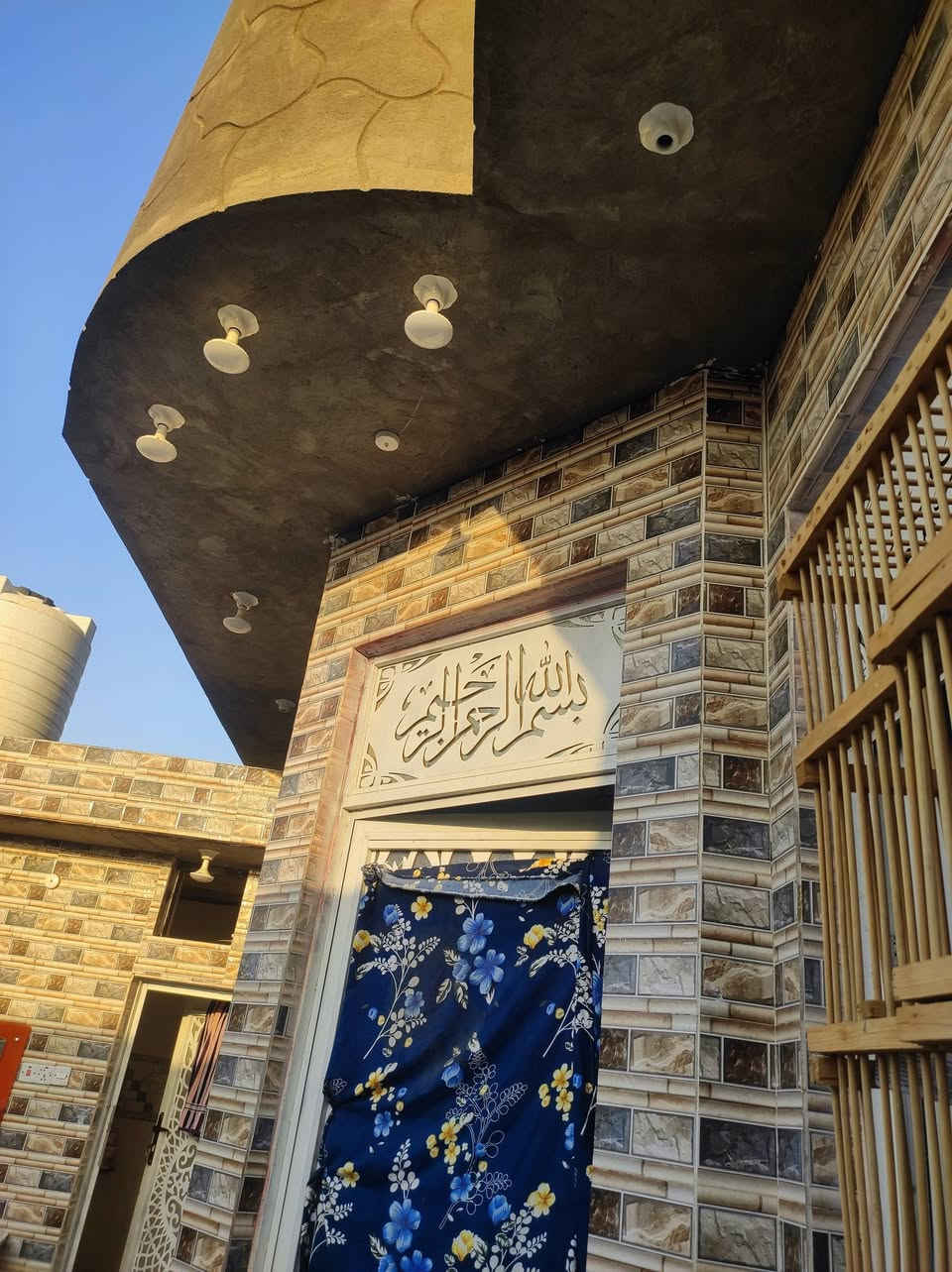 السلام عليكم بيت زراعي بي وصل تطويب طابوك صب كونكريت المساحه 190متر شغل درجة أوله مكانه مقابل الحشد منطقة الكناهره السعر 90 وبي مجال ***********
