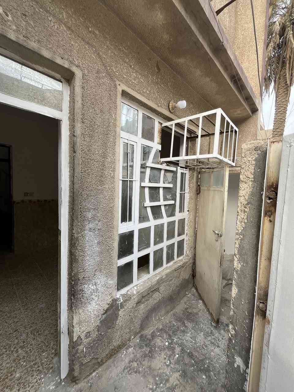 مشتمل للبيع طابو صرف صب مسلح طابقين
المساحة ٥٠ م

الموقع الأمين الثانية مجاور مدرسة المارد العربي

الطابق الاول 
حمام خارجي
و استقبال
و مطبخ صغير
و منور
و غرفة نوم

الطابق الثان
غرفة نوم
و خدمات
و سطح صغير

للأستفسار رقم صاحب المنزل
***********
