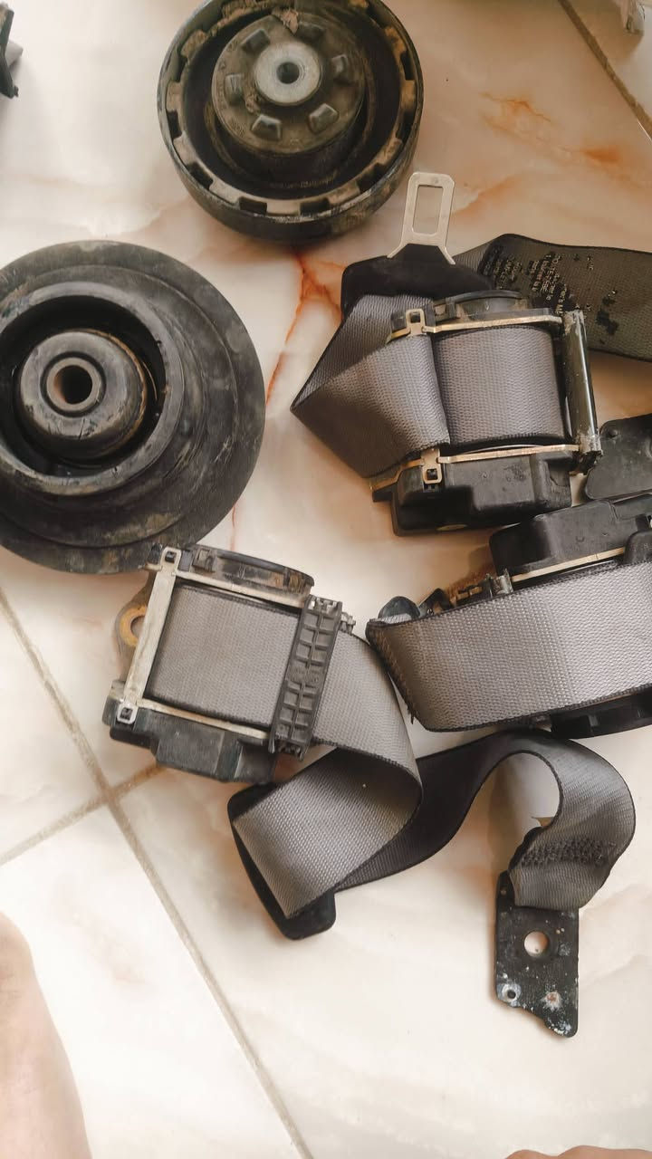 الله يساعدكم
تخم مجاول حاويه
مروحة اف صفر واحد حاويه 
تجوة 
وهاند بريك هووجلدة 
قواعد دبل امامي صقر  كاملة مع عوازل واسنفجة نضيفات حيل ٨ سلندر حاوية 
قواعد دبل خلفي صقر وهم اسنفج وعوازل حاوية 
غطا
مجاول ٤٤ مي حاوية 
ايرفلو ٤٤ مي حاوية
وجويتر ٤٤ مي
واحزمة لون رصاصي خلفيات وقطعتين تهوية خلفية رصاصي
قيم بالي يعجبك واني خادم وتوصيل عندي


**إذا كنت صاحب هذا الإعلان وتريد حذفه لأي سبب، رجاءا أرسل رسالة إلى الدعم الفني**