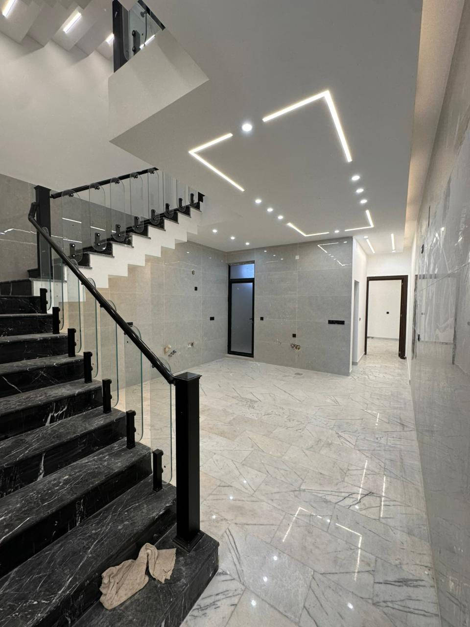 #مكتب_التاج _للاستثمار_العقاري 🏢
#للبيع #السيدية 🏡

✨ أفخم دار 100 متر في السيدية – Smart Home ✨

📐 تفاصيل العقار:
📏 المساحة: 100 م²
📐 الواجهة: 5 م
📏 النزال: 20 م

🏠 توزيع الطوابق:

🔹 الطابق الأول:
🛋️ صالة استقبال أنيقة
🍽️ مطبخ حار + بارد
🛏️ غرفة نوم
🚿 حمام بتصميم عصري

🔹 الطابق الثاني:
🛏️🛏️ غرفتين نوم
🏡 هول داخلي
🚿 حمام ملحق

🔹 الطابق الثالث:
🛌 سويت ماستر
🏠 هول داخلي
🧺 لوندري

📍 الموقع المميز:
📌 السيدية – مربع الضباط
📌 خلف شارع السفير
📌 مقابل التشجير
🌳 موقع هادئ وراقي

⚙️ مواصفات فاخرة:
🤖 نظام Smart Home
👆 نظام لمس Touch Point
🪨 مرمر إسباني فاخر لكامل البيت
📷 كاميرات مراقبة + WiFi
🪟 شبابيك دبل جام عازل
🌿 جلسة خارجية مميزة
🎨 ديكورات حديثة وتشطيبات عالية

💰 السعر:
💵 505 مليون دينار
🤝 قابل للتفاوض

📞 للاستفسار والتواصل:
📱 *********** 
📱*********** 

📍 زورونا في:
🏢 مكتب التاج للاستثمار العقاري
السيدية – مقابيل المدرسه الملكيه
