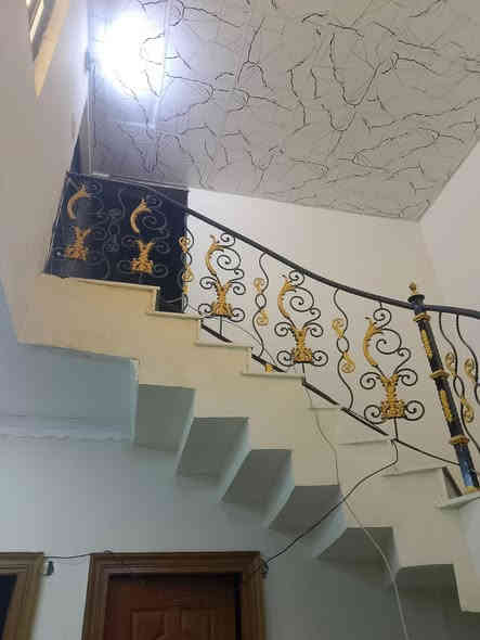 السلام عليكم         
بيت للبيع في ياسين خريبط 
شارع السناتر مجاور مجمع سبع سنابل الطبي 
مساحة البيت ١٢٥م
البيت ركن على شارعين 
قرب مدارس البراق
البيت طابقين 
الطابق الاول 
يحتويه على كراح ومطبخ  وصيحات  وصالة. ديوانية. غرفة نوم
 الطابق الثاني
يحتوي على ثلاث غرف منام 
واحدة منها ماستر
وصالة. وصحيات
ويحتوي السطح على غرفة مخزن

السعر 310  قبل ‏للتفاوض  ￼ اتصل على رقم ***********
