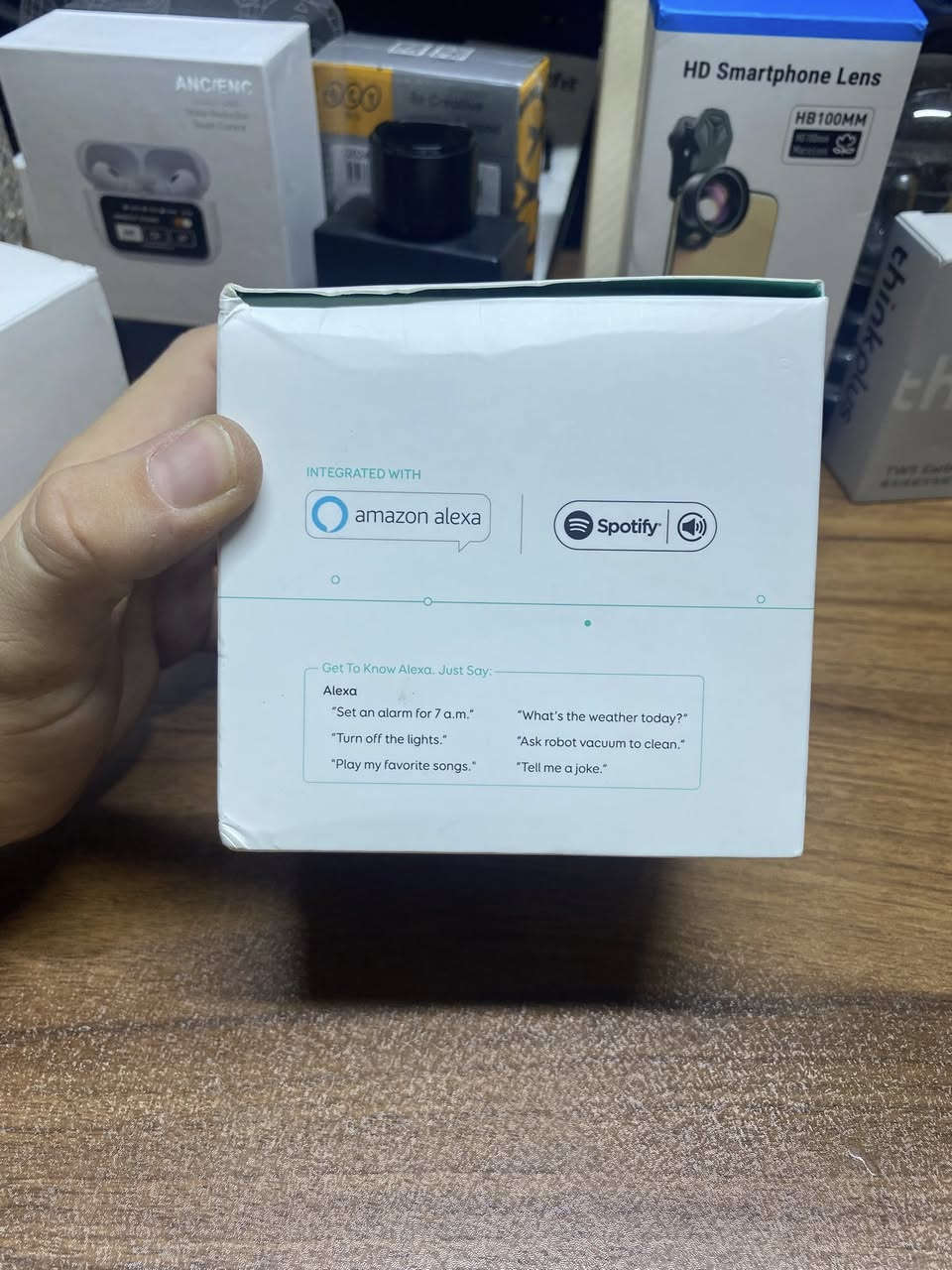 قطعتين
السعر 30 الف 
توصيل جميع المحافضات 5 
مكبر الصوت الذكي Eufy Genie (طراز T1240)، وهو مساعد منزلي ذكي مدمج بـ مساعد أمازون الصوتي (Alexa) من إنتاج شركة Anker.أبرز مواصفات وميزات الجهازالمساعد الصوتي: يأتي بمساعد Amazon Alexa مدمج بالكامل.الصوت: يضم مكبراً صوتياً بقوة 2 واط لتوفير صوت نقي ومحيطي داخل الغرفة.التحكم الذكي: يتيح التحكم الصوتي بالأجهزة المنزلية الذكية المتوافقة مثل الإضاءة والمكانس الروبوتية.الاتصال: يدعم شبكات Wi-Fi بتردد 2.4 جيجاهرتز فقط (ولا يدعم تردد 5 جيجاهرتز).المنافذ: يحتوي على منفذ Micro-USB للطاقة ومخرج صوت 3.5mm AUX لتوصيله بسماعات خارجية أكبر.
#ابوهاجرامزون


**إذا كنت صاحب هذا الإعلان وتريد حذفه لأي سبب، رجاءا أرسل رسالة إلى الدعم الفني**