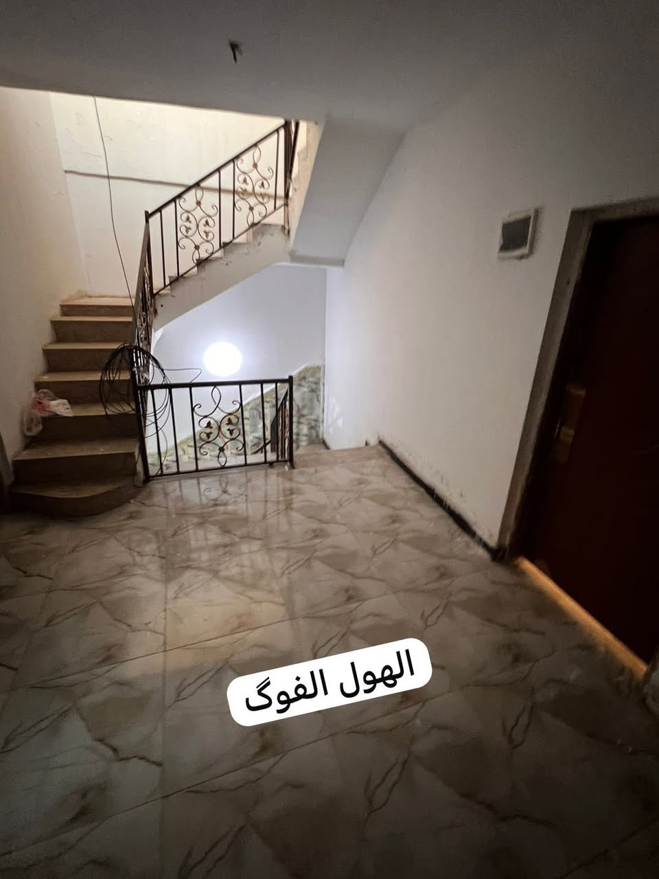 ‏بيت إيجار مساحة 100 متر طابقين يحتوي على ثلاث غرف نوم وصالة مطبخ خدمات بناء حديث مكان شارع النسائم قرب أسواق لبنان سعر 600 وفي مجال بسيط ￼ *********** اتصال رقم المكتب
