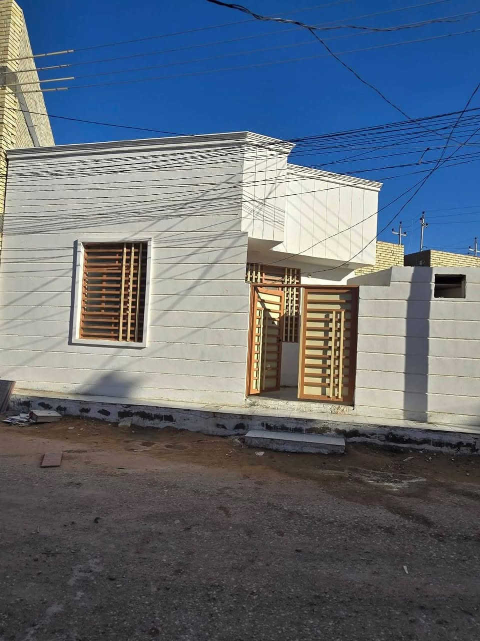 ياالله.. اللهم صل على محمد وال محمد 
دار للبيع في مجمع النجمه مقابل علوة الامامين طريق رابط
الزبيليه طابو صرف سند 25 المساحه 100 متر طابق واحد  بناء جديد متوفر كافة الخدمات شوارع تبليط مولد ذهبي
مجاري للشارع مدارس قريبه يبعد عن الإمام 10 كيلو متر
 السعر 63 مليون وبي مجال بسيط.((((يرهم إقصاد))) 
 للأستفسار. ***********
