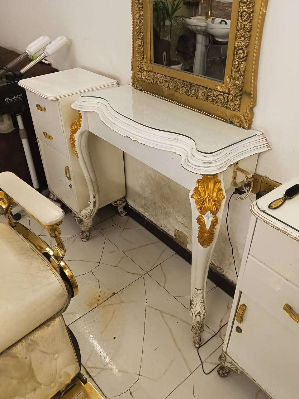 سلام عليكم عندي ميوزه 2 وكومديات 2 ومرايات 2 مال مثل الي بصوره حلاقه للبيع للستفسار ***********9
