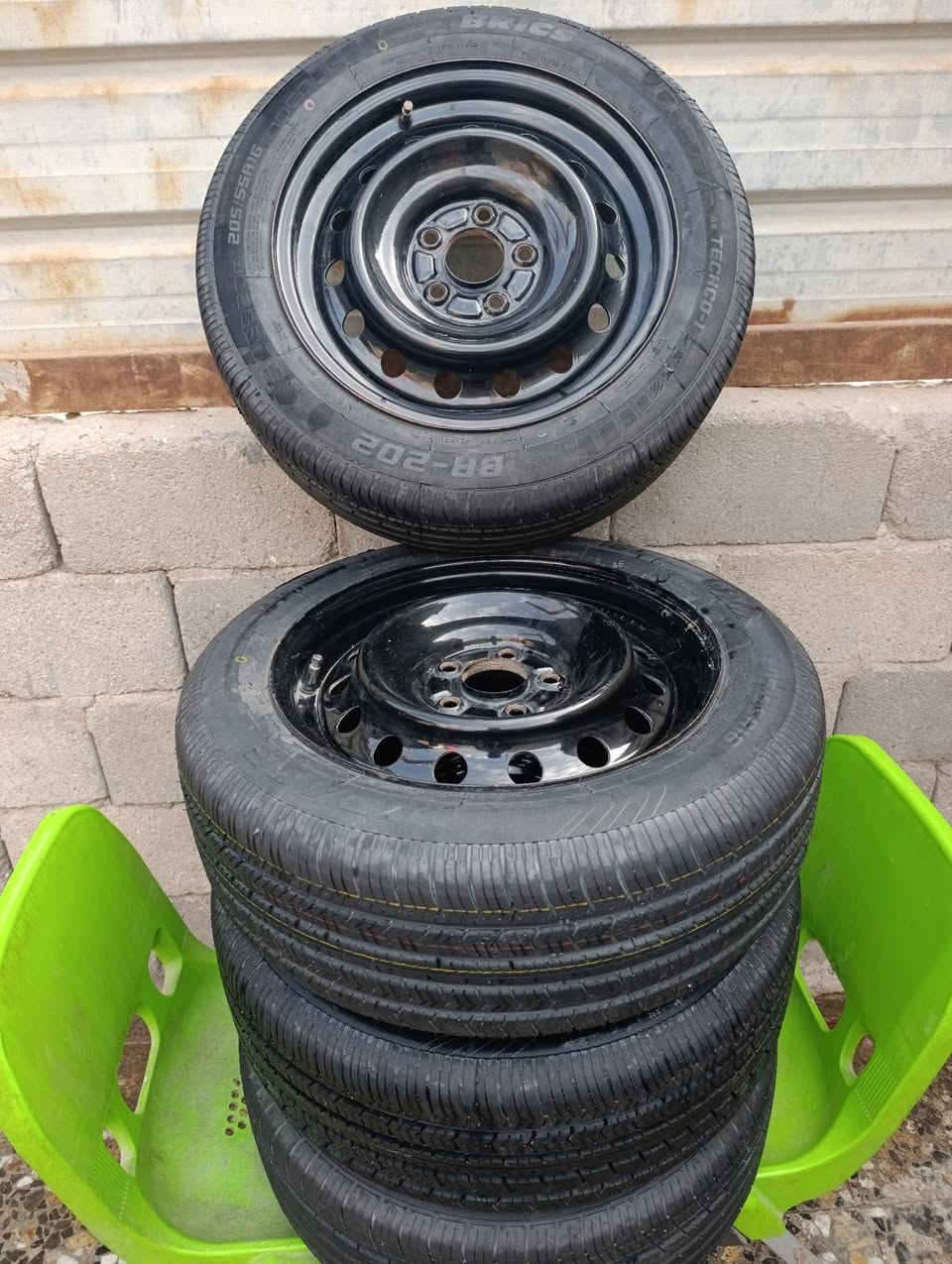 اسلام عليكم عندي تايرات16 جدد ماشيات يومين وشوف العين ***********
