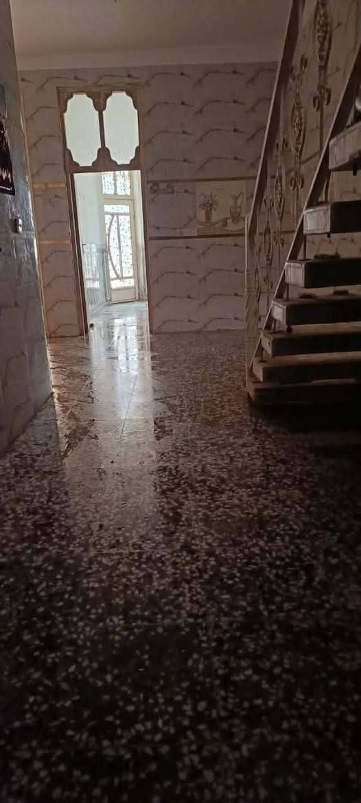 ١٠٠متر طابق واحد غرفه وصاله ومطبخ وكلدور ومجمع صحيات بشارع غسل بغداد المراجعه لمكتب علاء للعقارات نادر الأول شارع الخدمي فرع اسواق الجمل التصال عله الرقام التاليه *********** /0787457165
