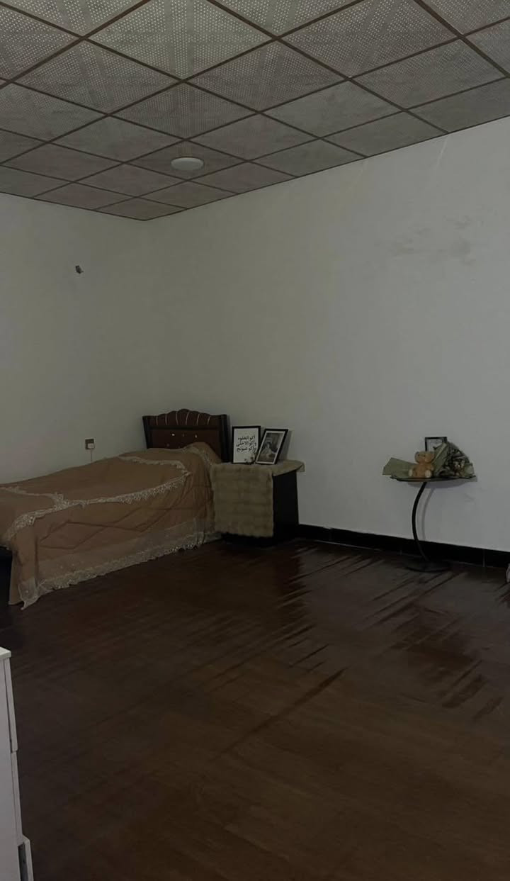 المساحة: .172 م²
سنة البناء: 2018 والترميم 2024
نوع البناء :بلوك
طابو عراقي وبيه وكالة
الطابق الأول: غرفة نوم + استقبال + صالة + مطبخ + حمام)
الطابق الثاني :3 غرف نوم + استقبال + حمام
ابو الخصيب شارع محولة الزهير
أقرب نقطة دالة: عيادات الكوثر 
💰 السعر المطلوب:115 وبي مجال بسيط
***********
