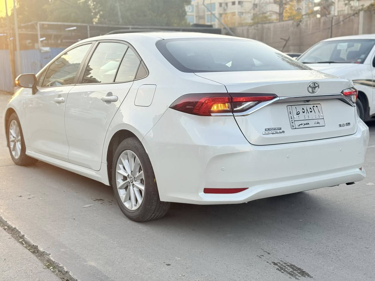 السلام عليكم 
للبيع كورلا خليجي    موديل (2020)
المواصفات 
فتحه سقف 
فول تحكم 
داخل لونين 
مكينه 2000
كشافات 
ماشيه 35 الف حقيقي 
السياره مكفوله كفاله عامه 
عده طخه نهايت الهلال كد 4 اصابع 
السعر 165 مجال بسيط 
مكان السياره بغداد الصالحيه 
الهاتف ***********
