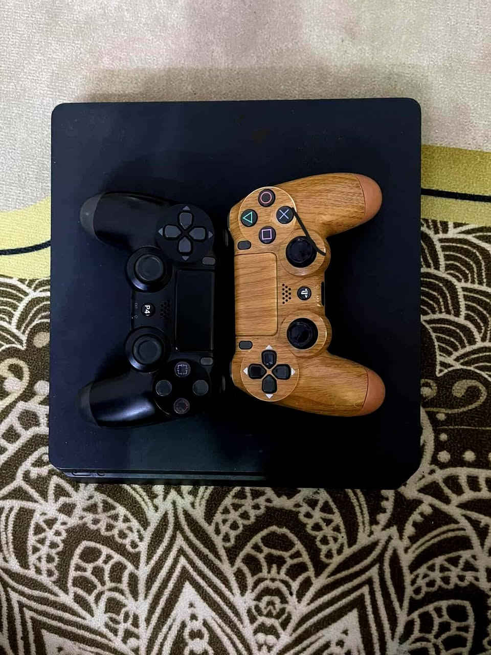 بلي 4 سلـم مهـكر 1 تيرا فول مواصفات 
ويا جوستك 2 العاب بي 4 
مامفتوح ولا مصلح وملحقاته كامله ويا 
السعر 300 
سبب البيع مامتفرغ // عنواني الشعب وعندي توصيل
*********** واتساب او اتصال
