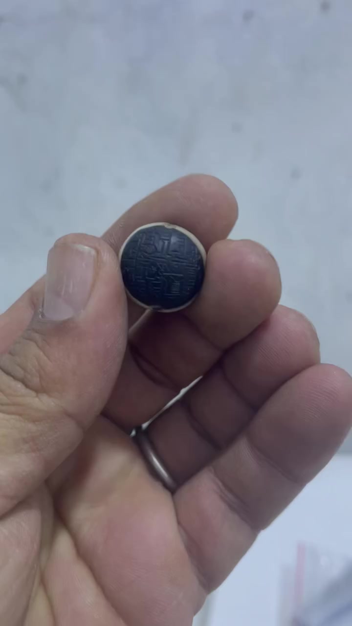 جزعه مال كاعنه مكتوبه كوفي شكل قديم 
***********
