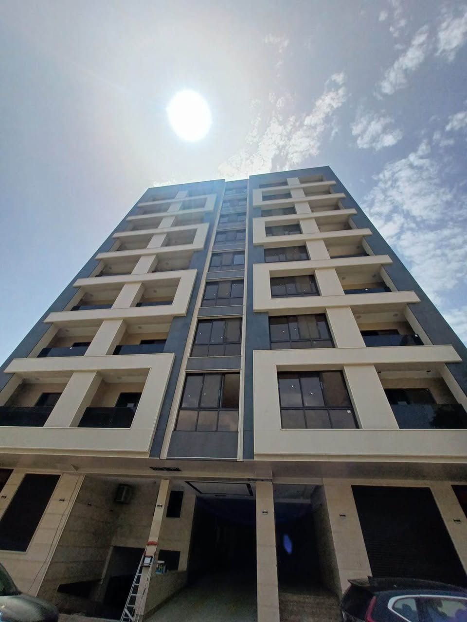 🏡 شقة مميزة للبيع – بغداد / العرصات

📍 الموقع: العرصات – منطقة تجارية راقية ومخدومة. اتصال بالمالك مباشرة بدون دلالية

🔹 المساحة: 100 م²
🔹 غرفتا نوم
🔹 صالة واسعة مع مطبخ أمريكي (Open Kitchen)
🔹 بلكونتان
🔹 الطابق الخامس
🔹 مجهزة بـ 2–3 أجهزة تكييف
🔹 كراجان خاصان
🔹 حارس وخدمات متوفرة داخل البناية
🔹سند طابو منفصل على دائرة الكرادة
🔹 الشقة جاهزة للسكن مباشرة وليست قيد التأسيس.

💰 السعر المطلوب: 310 مليون دينار عراقي (قابل للتفاوض للمشتري الجاد).

📞 للاستفسار أو حجز موعد للمعاينة يرجى التواصل على الخاص أو الاتصال *********** بغداد, العراق
