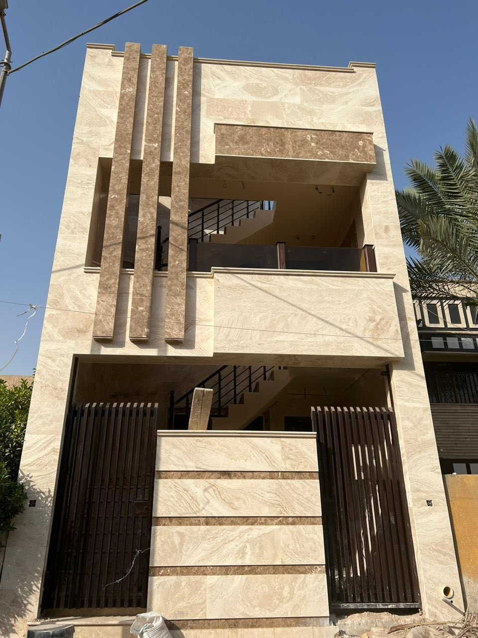 السلام عليكم 
بيت حديث زيونة محله 718 مساحة 103 م واقع حال 107 م 
الواجهة 5.25 
النزال 20 
يتكون من طابقين مؤجر حالياً

ابو موسى ***********
