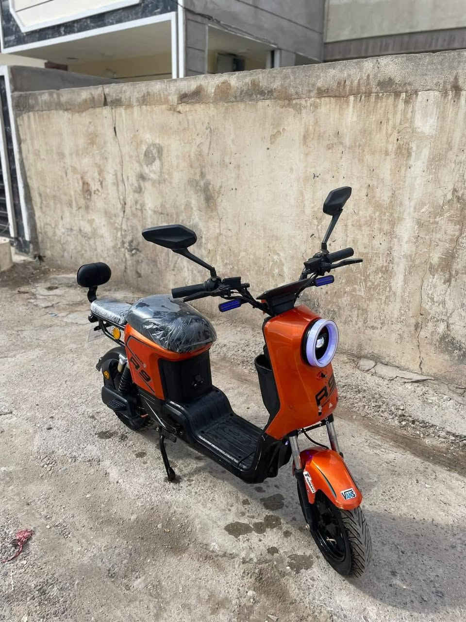 السلام عليكم
 دراجه نضيفه للبيع كامله كل نقص مابيهه 
باتريات نضيفه 
كهربائيات كله شغاله 
تايرات جديده 
بريكات 
لاتات زنون 
كشنات جدد 
مرايات اصليه 
هذه رقمي ***********
مكاني بغداد الامين الثانيه 
 عارضهه 325
