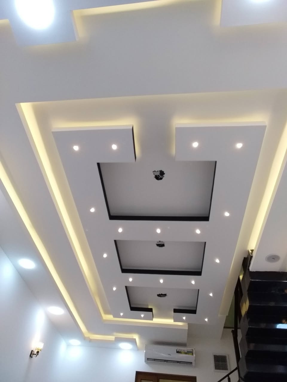 السلام عليكم تنفيذ كافه أعمال الديكور سقف ثانوي جبسن بورد تغليف جدران ورق جدران للأستفسار الاتصال على الرقم ***********
