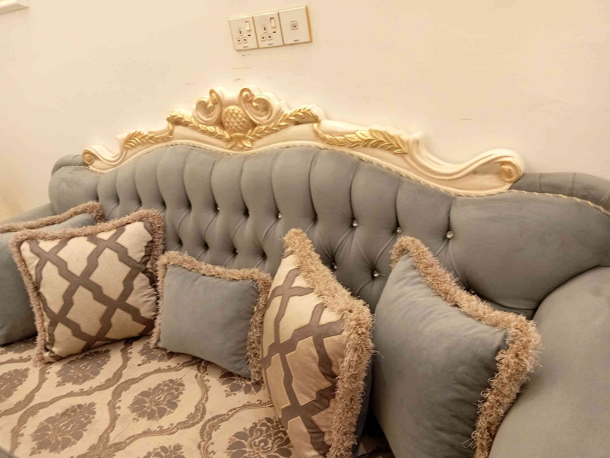 تخم زان تركي ملكي ١٠ مقاعد نضيف جدا وتكمه ويا ميز وسطي اتصال ع الرقم ***********
