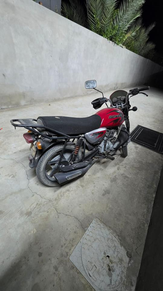 السلام عليكم دراجه بوكسر موديل 2020 للبيع اوراقها كامله يعني تترقم  للبيع عايفها كاتلها التراب  نضيفه تجي تشوف بعينك  مكاني بغداد قضاء الحسينيه سعر ١٧٥٠ وبيها مجال
رقم /***********
