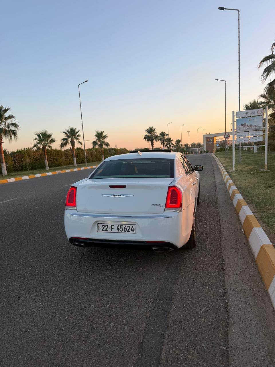 السلام عليكم.. 
(للبيع فقط) كرايسلر اوباما  موديل16
‏🇺🇸 امريكي رقم وسنوية جديد  بأسمي .
🔘مواصفات لمتدد C
كشن خزن تدفئه وتبريد برده خلفيه 
 أي نقص مابيه
الطخم الامامي الخلفي جديد تاير تخم شادلها جديد سياره بيه جاملغ سكن بارد ع كد 10 سم تعديل  غير هذا مابيه شي بعد كير محرك شرط ممفتوح 
🌍 مكانها /  كركوك.
📲 رقم الموبايل /*********** 
السعر240 وبيه مجال كركوك, العراق
