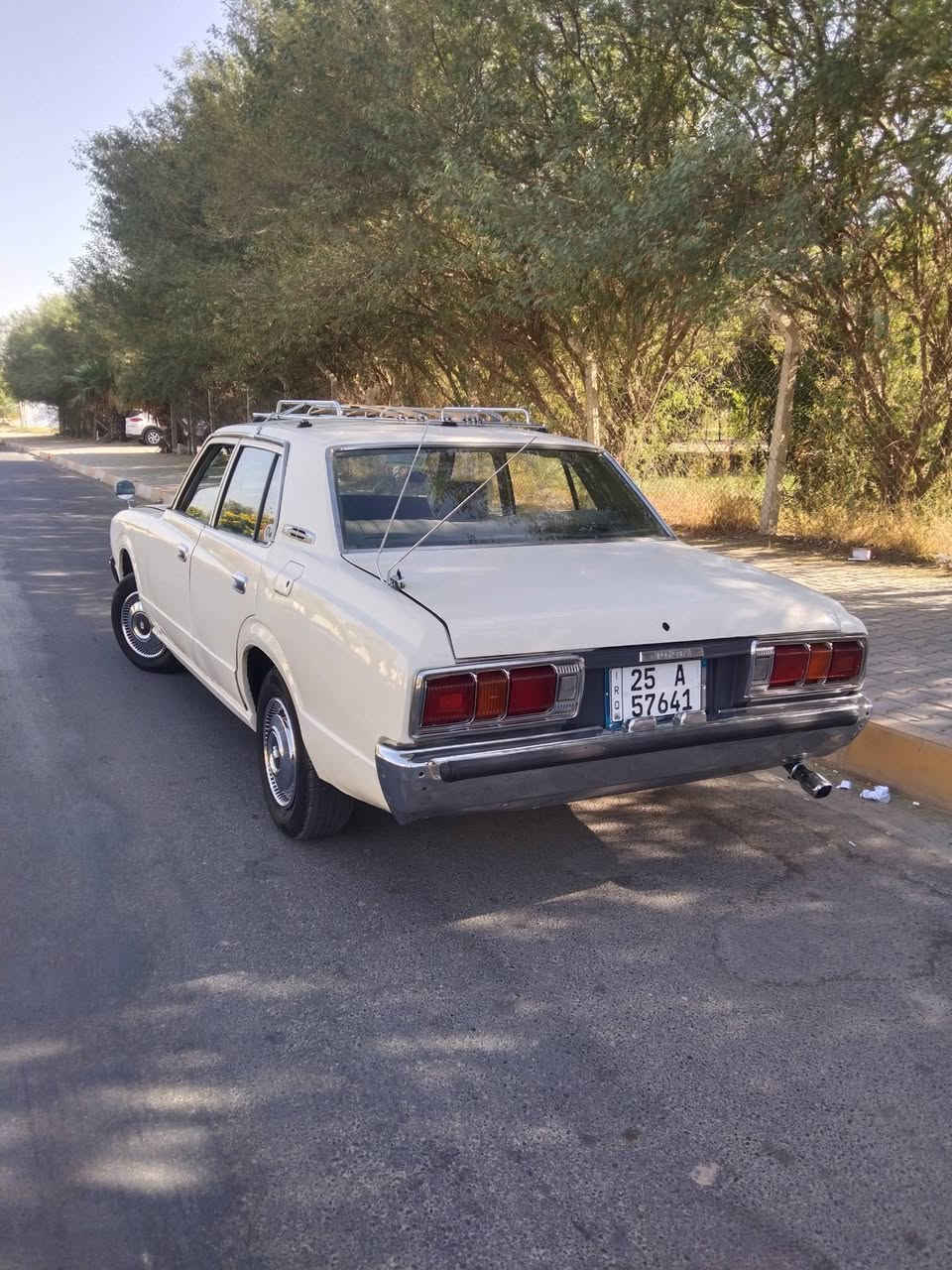 (بسم الله الرحمن الرحيم) السلام عليكم اخوان كراون 1975 تعمير عام محرك وكير بلادي سياره مضبطه تراي من الشمال للجنوب سعر 50 وبيها مجال ابيع او مراوس حسب القناعه ***********
