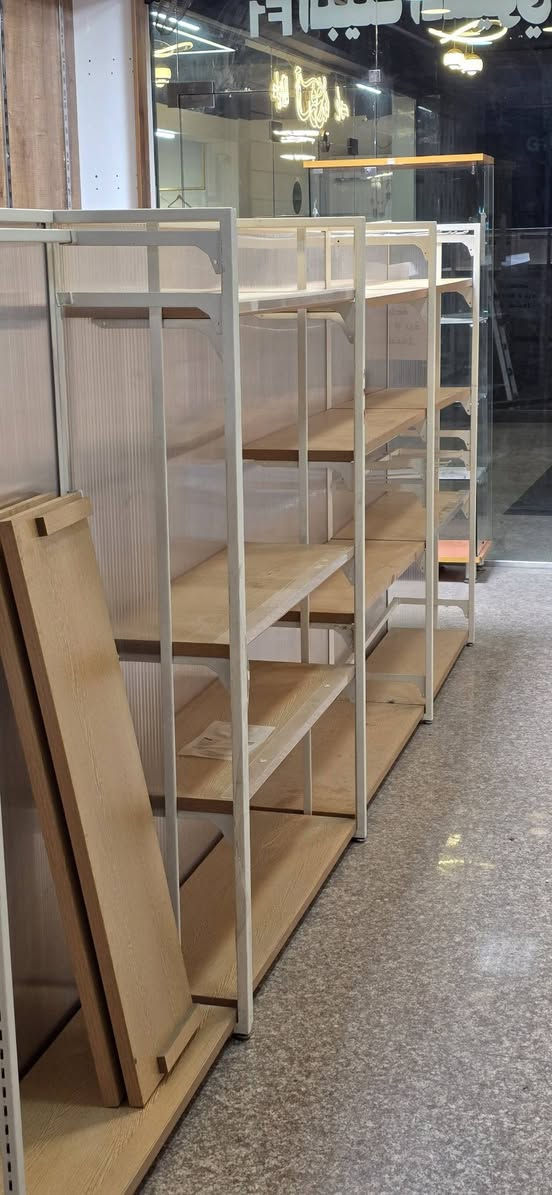 فاترينات  وسطيه ارتفاع ١٥٠ سم × ٦٠سم
تحكم بالارتفاع مع هوكات لعرض المنتجات 
كل متر منفصل عن الآخر  وممكن جمعهم 
متوفر ٥ متر 
للإستفسار ***********
