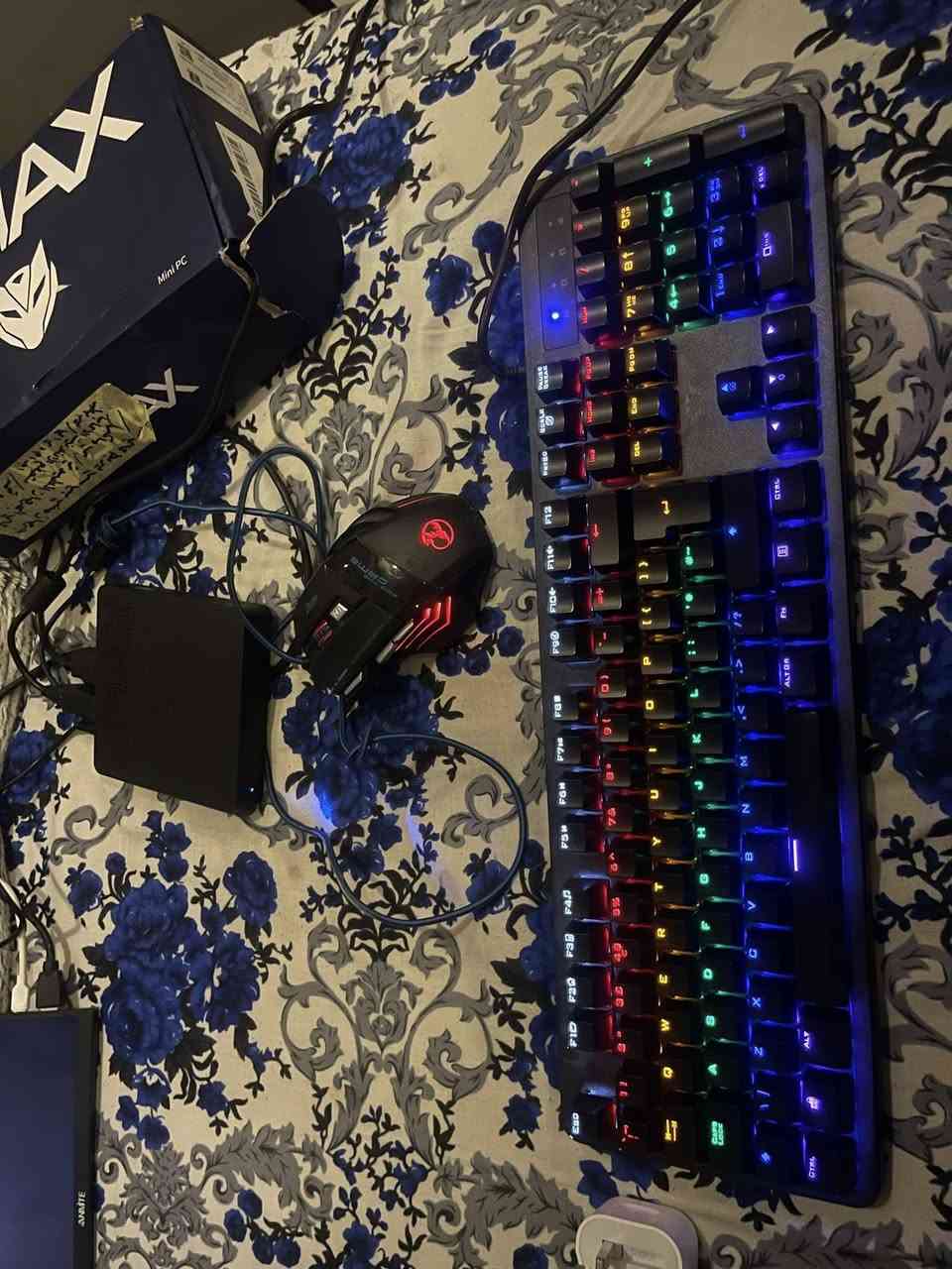 السلام عليكم مني بيسي ذاكرته ومواصفاته بل صور حط سعر وبل عافيه هوه والكيبورد الميكانيكي
***********
