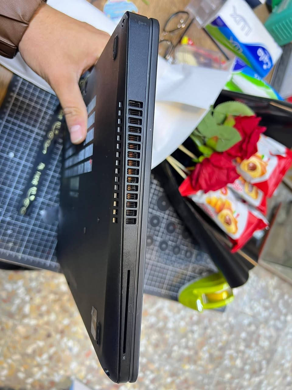 سلام عليكم
للبيع لابتوب Dell Latitude E5570 — جهاز نظيف

🔹 المعالج: i7-6820HQ 
🔹 الرام: 32GB 
🔹 الهارد: 512GB SSD سريع
🔹 كرت الشاشة: AMD Radeon R7 M370 ‏2GB
🔹 النظام: Windows 11 Pro أصلي
🔹 الشاشة: 15.6 إنچ

✅ الجهاز نظيف استخدام شخصي
✅ شغال 100% وما بي أي عيب
✅ سريع جداً، يتحمل شغل ثقيل، برامج، دراسة
✅ بطارية زينة

📍 الفحص موجود 
💰 السعر 400,000
📩 المراسلة خاص او ***********
استخدام شخصي دراسة وبرمجة فقط
