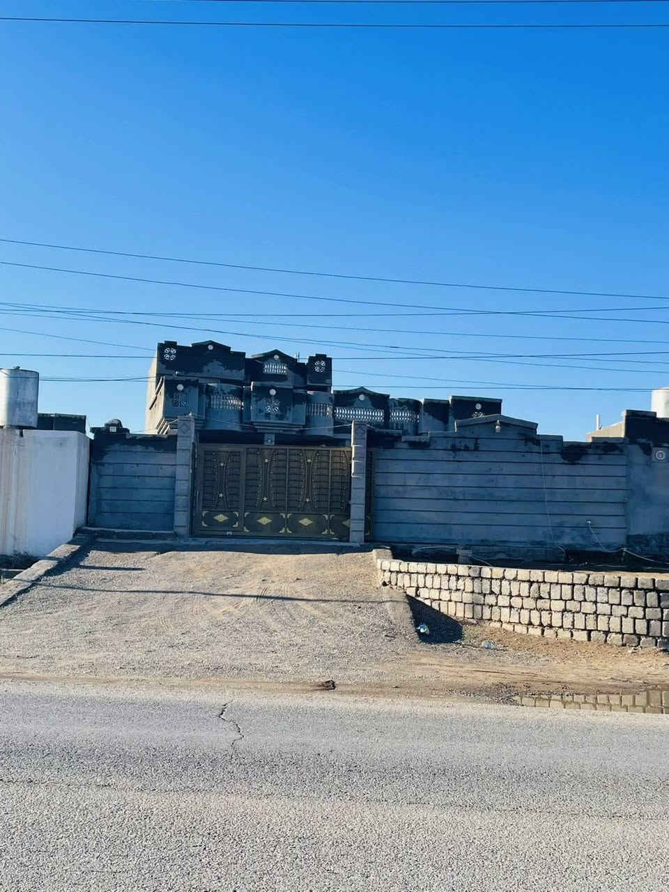 مكلف بالنشر بيت للبيع
الموقع الحورية الجديدة قرية شكرٱ الشارع العام مساحة الارض ٦٠٠ متر ومساحة البناء ٢٠٠ متر يتكون البيت من غرفتين نوم+ استقبال+هول استقبال+ مطبخ البيت جاهز

***********هاتف.صاحب البيت
