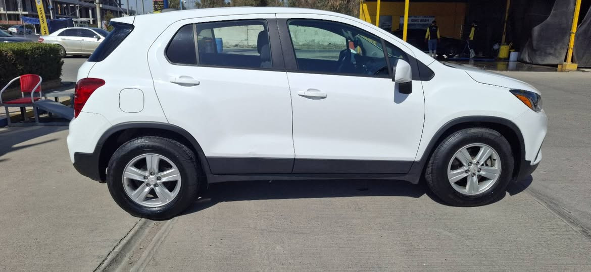 تراکس 2020 
شۆفرلێت تراکس رەنگی سپی
مواسەفات LT واتە دەرەجە 2
تەبرید
شاشە
ئاوێنە کارەبای
جام کارەبا
دوو سویچ
سوکان ڤۆلیۆم
تحدید سرعە
شاشە ئەلیکترۆنی و عادی
کامێرا
فلچە ۷ تەلقە
لایت لید
ئەی بی ئێس
تراکشن
حەسای تایە
کوشن کارەبا
ویل کەپ
ئۆتۆ لایت
سوکان تقل
مەکینە ۱٤ ی تۆربۆ مەرغوب
تەنها چاملغی پێشی لای سەیاق سبوغە بێ ژورێ بێ ئێرباگ دەعمەکەی زۆر زۆر خەفیفە، دوو سێ قۆپی بچوکی هەیە
٨۰ مایل رۆیشتوە
رونی گێر و مەکینەی و تایەکانی گۆراوە
گێر و مەکینە و تەبرید و بەردی گزۆز و کارەباییات بەشەرت
فەحس و هەزەو سەنەوی نوێ یە
سەیارەکە زۆر توند و تۆلە ئی خۆمە و بەناوی خۆمە زۆر جوانترە وەک لەوێنەکە دیارە
نرخی 125 وەرەقە و معامەلە
تکایە هەموو شتێکم بە وردی نوسیوە.
*********** أربيل, العراق
