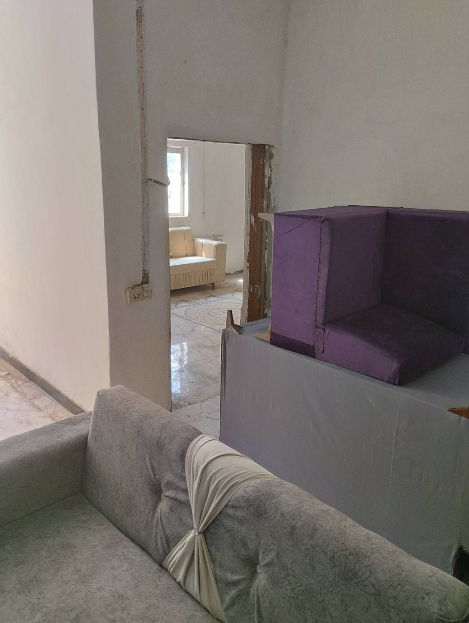 البيت بناء قديم بس مرمم وكله سيراميك 
البيت جاهز السكن وبيه محل 
البيت ٣ غرف وصاله جبيره ومطبخ وصحيات 
وديوانيه وبيه محل مجر شهر ٣٠٠
بالعافيه الي ياخذه البيت جبير باب المدرسه 
تبليط بلباب العنوان الناصريه الاسكان صناعي قرب صيطره ال بعظم عمود 17 مدرسه نهر الفرات بيت جاهز 
***********
