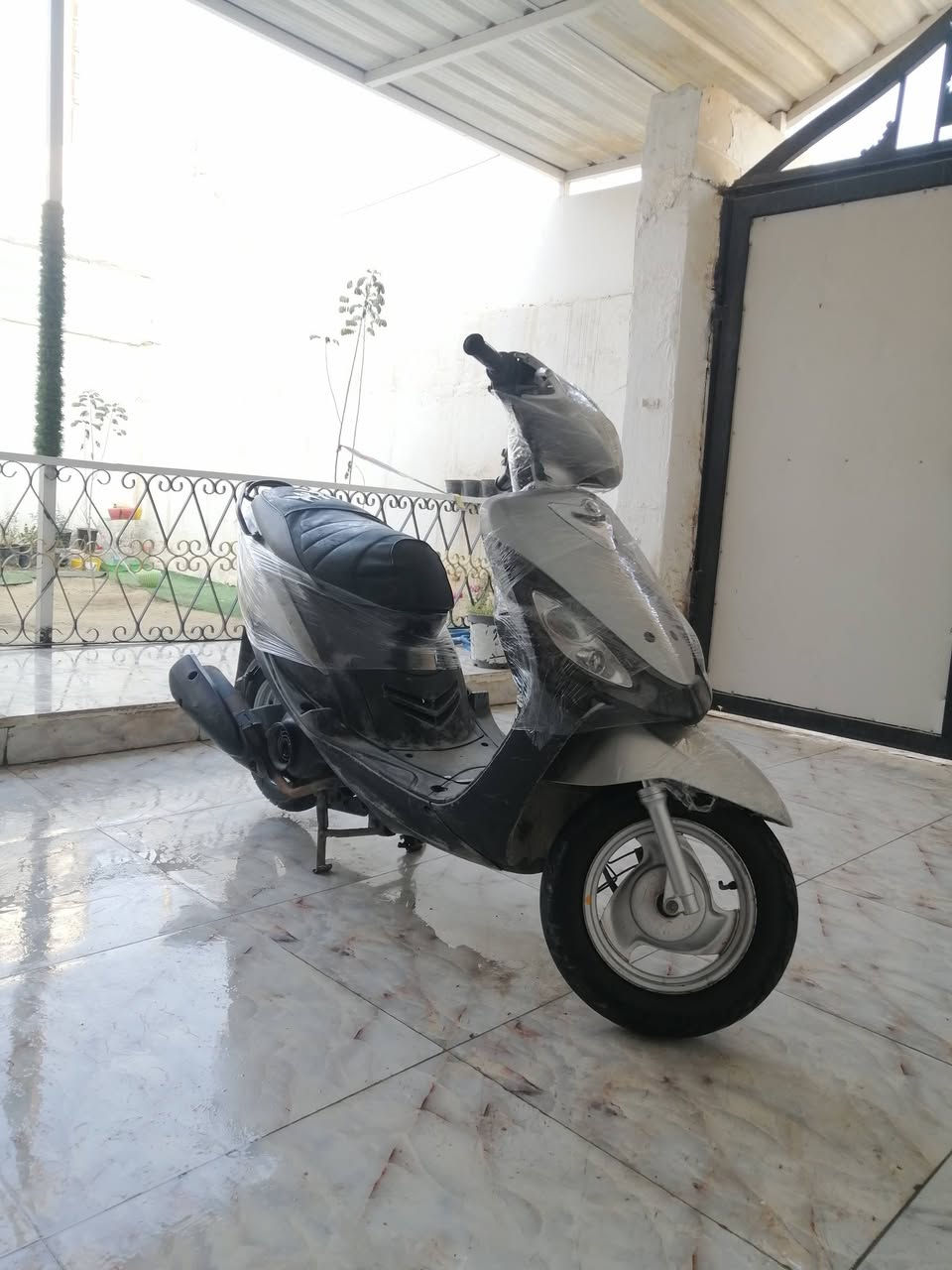 السلام عليكم
ماكس منغولي رمبه كفاله عامه ما مفتوحه 
دراجه كله بلاد اكفله من ناحيه كلشي
الكفرات
الكابريتر
الكلجات
كلشي بدراجه بلاد + لايت زنون عالي اصلي
دراجه كامله مكمله دهن امزويل الأصلي
عليه ملاحضات بسيطه
 دكمه سلف ودكمه اشاير مع العلم السلف والأشاير شغالات عوزهن دكمه
 ب٧٧٥ مو سعره بس دراجه مستعجل عليهه حيل
***********
مكاني سماوه
