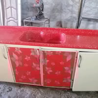 أعرض للبيع كاونتر مطبخ بلون أحمر براق مع سطح مضاد للماء وسンク مدمج. يحت...