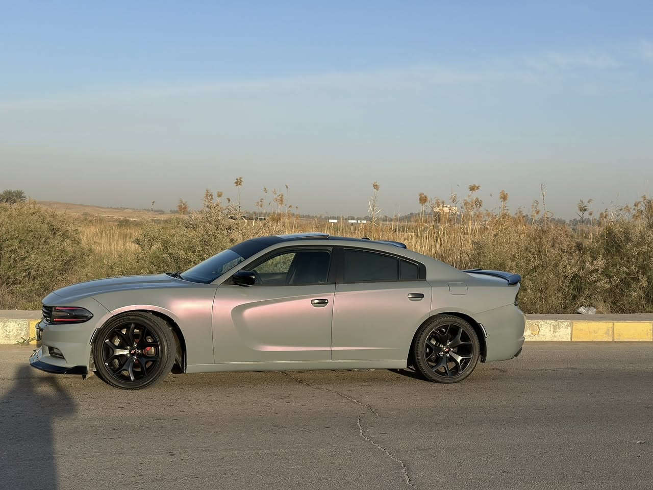 جارجر 2015 sxt plus
وارد كندي كلين كفالة عااامة 

رقم بغداد انكليزي تحويل مباشر
محرك 6 سلندر مكينة 3600 cc
كير اوتوماتيك 8 نمر 
تشغيل عن بعد 
تو ويل 
فتحه 
شاشه كبيره 
كشنات حضن 
شوته رياضي k&n
دمام بالجنطه 
اوركال متغير 
لد داخلي متحرك متغير 
كير مكينه حداديه مكفوله 
تغليف يم منتظر الخفاجي 
ضمان 3 سنوات 
سونار بيها قبل التغليف  

مكان السياره حلة شارع 40
***********
