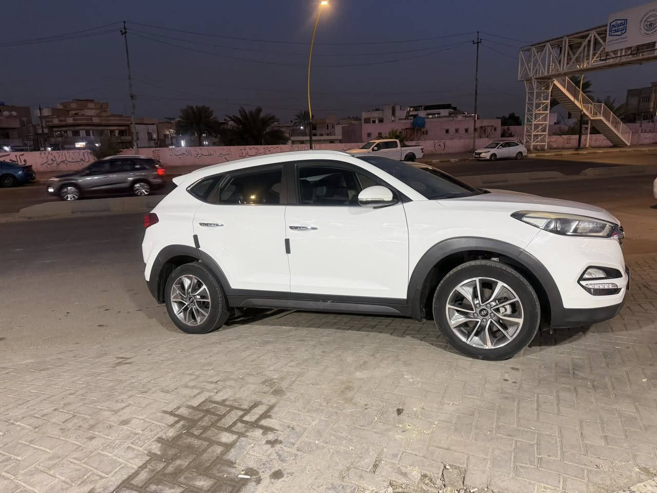 ياالله السلام وعليكم للبيع هونداي توسان 2018 خليجي ماشية بحدود ال91 KM السيارة خير من الله بدون حتى بارد فقط بيها كارت بلباب الي خلف السايق مقدار 4 اصابع كير مكينة  بلاد غير مفتوحات سبير منازل على وضعية الشركة السيارة باسمي مواصفات اعتيادية والسونار موجود داخل المنشور وفقط شكم رصعة بسيطات بلقمارة السعر ب176 وبيها مجال للطيبين للاستفسار اكثر الاتصال *********** العنوان بغداد البنوك او حي سومر ولكم جزيل الشكر
