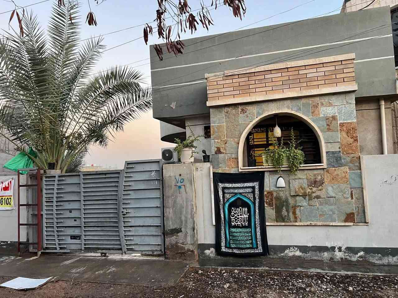 سلام عليكم بيت 200متر زراعي سند 117 طابق واحد 
غرفتين +صاله +استقبال +حمام داخلي و حمام خارجي +مطبخ +البيت يحتوي على منور عدد 2 و ترك+كراج +حديقه: المكان منطقة الاصلاح خلف مرطبات أسفيح 
الأستفسار عن طريق الرقم
***********
