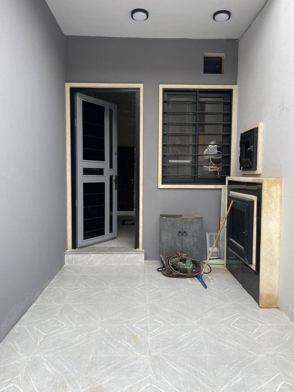 دار للبيع 🏠 

الموقع 📍 حي البلديات.      مقابل سانكو مول 🛒   فرع صبة 🛣️ 

بناء حديث ✅

المساحة 130 متر ❇️.           واجهة. 6 وربع. ✳️.   

اتجاة الدار شروق تام 🌞 

 تفاصيل الدار.       طابق واحد 

غرفة نوم / هول/ استقبال/ مطبخ/صحيات/ بيتونة ✨ 

نظام دكتات وسبالت سقوف ثانوية / كما هو موضح بل الصور 📸 

للاستفسار اكثر الاتصال على الارقام التالية 👇 

***********📱***********📱 

السماك لتجارة العقارات 👉 عنوان المكتب 📌 حي الصديق بعد مرطبات البحرين سائدين الصديق الرئيسية مقابل مدرسة تبارك الاهلية مكتب السماك لتجارة العقارات
