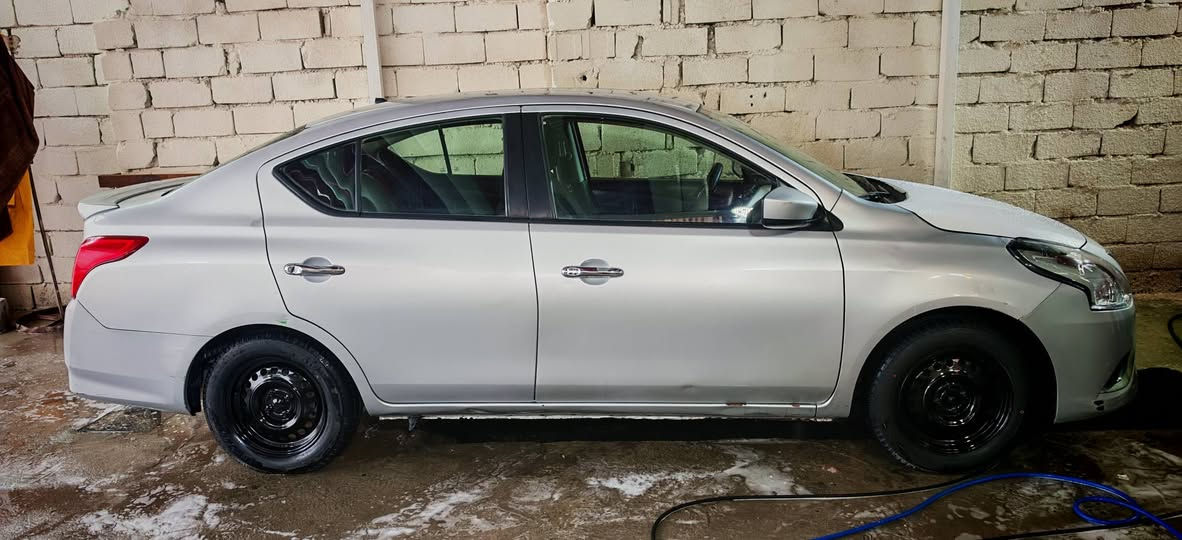 سلام عليكم نيسان فيرسا مديل 2018  وارد امريكي ضربتها دعاميه .محرك توني شاده منظومة تبريد توني شادها تخم تاير جديد الحدادية 70%
سعرها 86 
رقم ***********
