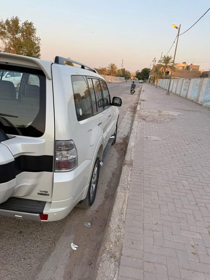 ‏السلام عليكم
----------------------------------

 للبيع 

 ‏باجيرو 2017حبتور

وارد خليجي  GLS 

محرك المرغوب 

———المواصفات———

فتحة سقف (سلايد)

3 قطع تبريد

سبعه راكب

كشاف + زراكات لايت

دمام خلفي

حساسات خلفيه

اشارات بالمري  +شفط ترحيبيه

جناح خلفي

كراسي جلد مال شركة

ثلاجه 

كراسي كهربائية 

شاشة  اندرويد 

تخم تايرات جديد

دفع خلفي و رباعي

(( رقم اربيل دولي تريد وكالة تريد تحويل ))

((هزه جديده وسنويه ل 2028)) 

-------------------------------

صبغ جاملغ الامامي وربع البنيد 

------------------------------

السعر : 180 وبيه مجال 

مكان : النجف 

الرقم : ***********
