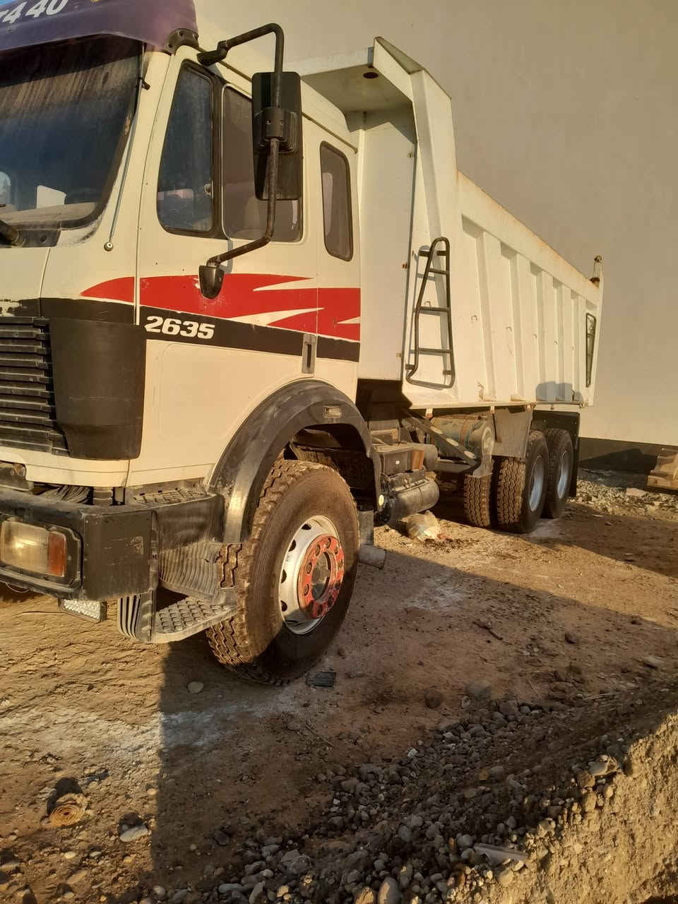 سلام عليكم البي البيع دخول جديد سياره جاهزه العمل مكينه ٣٥ كير ١٥٥ مجموعه نص جيف شاصي طويل بلادي باج بطن بلادي  رقم ***********
