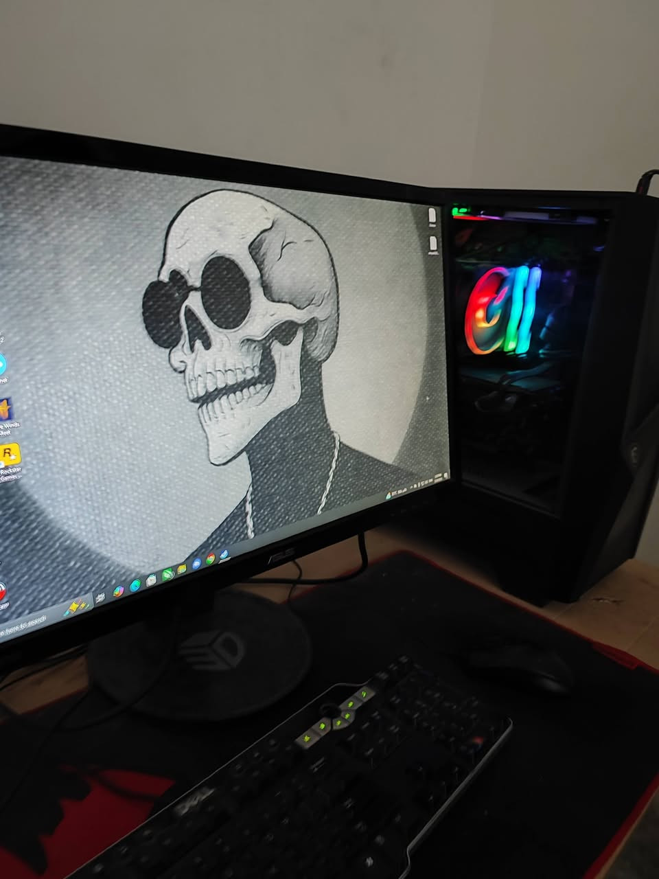 Gpu 2060 super
Cpu ci 5 10600k
Ram ddr4 16 gb 3200mhz
Hdd 1tb 
Ssd 256
شاشة asus 24
144hz
مكاني بغداد الحريه الاستسفار  متواجد رقمي ***********وتساب
