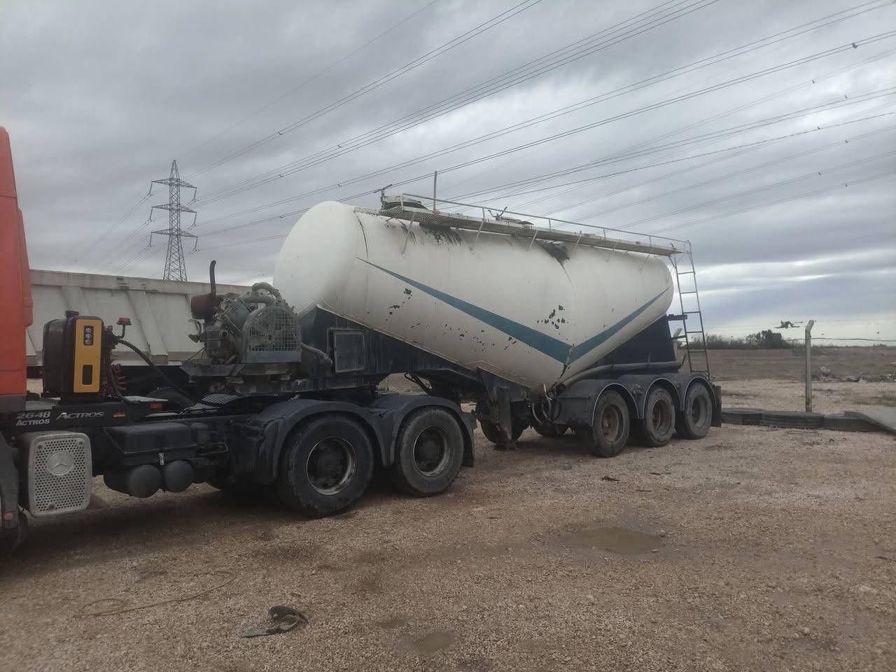 سايلو للبيع جاهز  محرك اربعه بسته ثلاث محاور محور الثالث رفاع سعره 55 بمجال بسيط ***********
