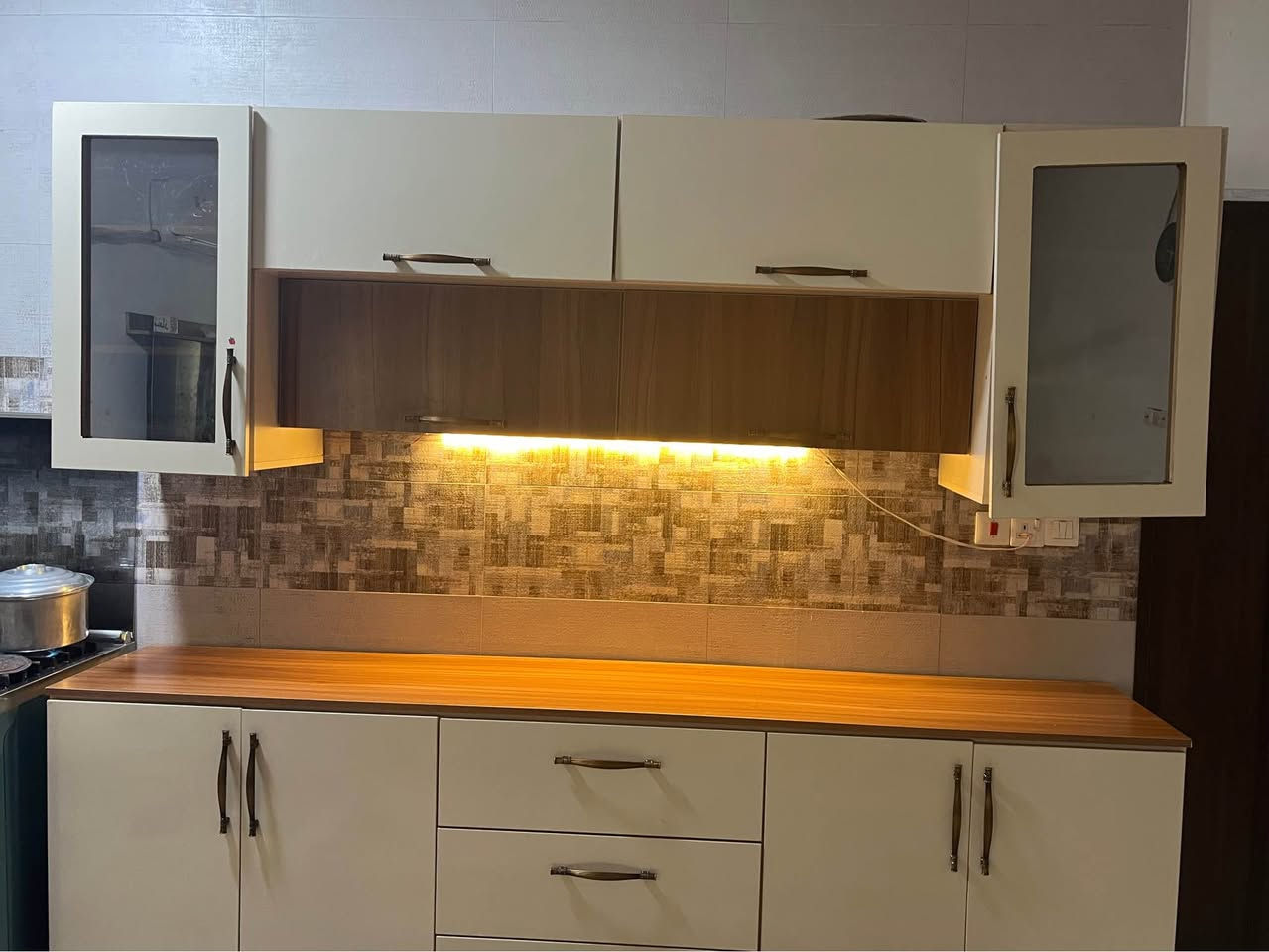 مطبخ توصاة تفصال خاص 
ملحق متكون مِـن ٦ ابواب 
كاونتر اربع ابواب + مجرات ٣
سنك اربع ابواب ومرمر 
مستعمل جديد مصارله سنه يمي مابي أيــي ضرر 
السعر ٥٠٠ الف وبيه مجال 
للتواصل على الرقم 
*********** بغداد, العراق
