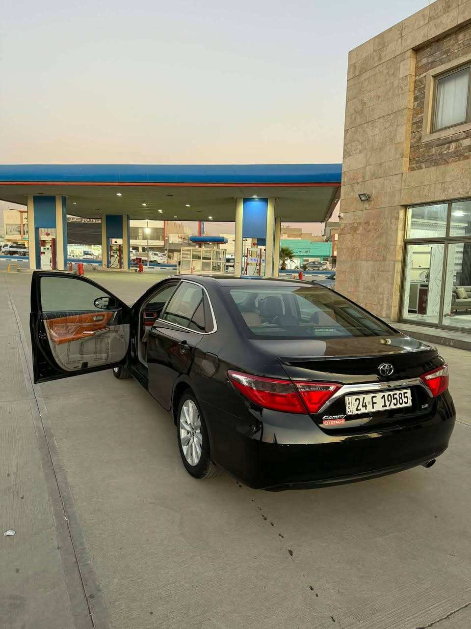 تۆیۆتا کامری 2017 مواسەفات SE
210000 کیلۆمەتر ڕۆیشتووە 
سەنەوی و ژینگە تا ساڵی 2028 نوێیە 
چەمەلاغی سبوخە و دەرگایەک بێلاد گۆراوە ناوەی کەمێ گرتوە
٤ جێگای تەعدیلە هەیە
ماباقی هەموو گیانی بەشەرت 
هیچ مەسرەفێکی تێدانیە 

گێر و مەکینە و تەبرید بەشەرت 

ژمارەی پەیوەندی: 
***********
*********** أربيل, العراق
