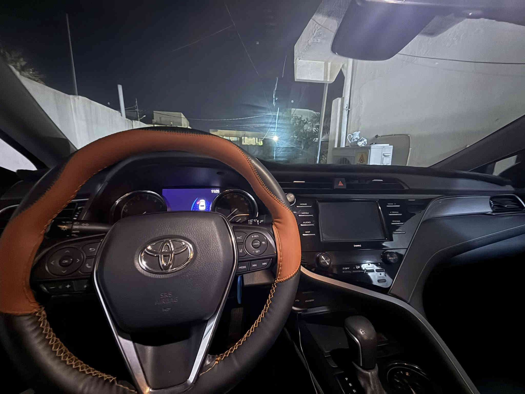 السلام عليكم كامري لبيع موديل2020 se امريكي
السياره حلوه وما ناقصها شي
ماشيه ١٠٨ الف حقيقي
مكينه وكير بشرط 
اربعه سلندر وكير at 8نمر 
داخل السياره اسود جلد 
تدفى بلكراسي والاسترين 
شفتات وتحكم 
رادار امامي ومانع اتصادم وتحديد ومسار
ليت زنون
تبريد ثلج 
تخم تاير
حادث السياره بنيد +جاملغ وشويه بلباب بدون ايرباك
بلعراق بيها كم رصعه ما مسويهن وتكحيله 
رقمها بغداد الجديد 
السعر ١٨٨ وبيها مجال لشراي 
رقمي ***********٤
