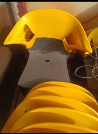 كراسي نظاف جداً نوع الثقيل كلهن لون واحد اصفر واسود مال مطعم اشتغل شهر...