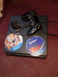 بلاي ستيشن 4 • نضيف جداً • قرصين قراند وفيفا19