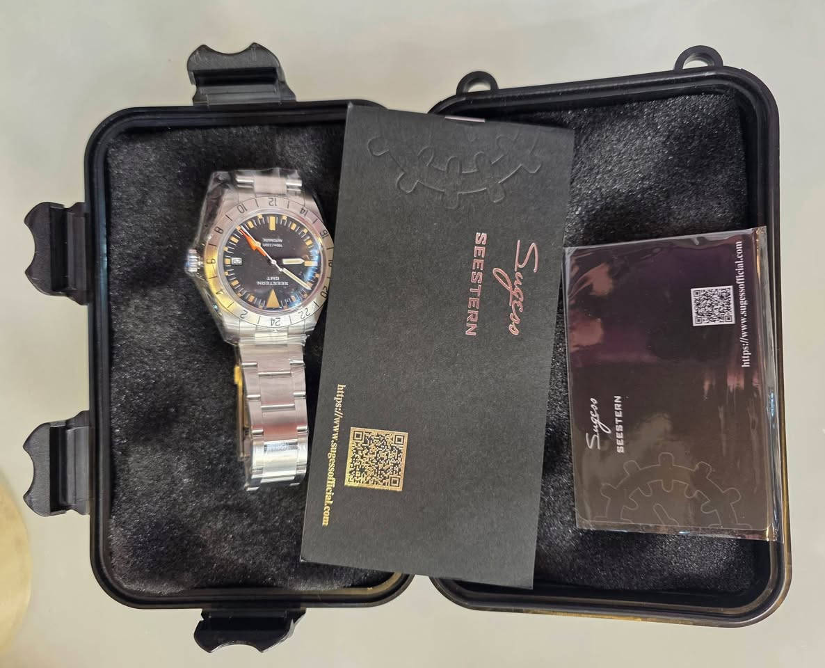 الساعة المعروضة في الصورة هي ساعة Seestern GMT. يُعرف هذا الموديل أيضاً باسم Heritage S436-2 أو "Vintage Explorer"

المواصفات التقنية الرئيسية
* المحرك (Movement): تعمل بمحرك أوتوماتيكي ياباني من نوع Seiko NH34، والذي يدعم خاصية الـ GMT لتتبع منطقة زمنية ثانية
* الهيكل (Case): مصنوع من الفولاذ المقاوم للصدأ (ستانلس ستيل 316L) بقطر يتراوح غالباً بين 39 ملم إلى 40 ملم.
* الزجاج: تأتي بزجاج من الياقوت الكريستالي (Sapphire Crystal) المقاوم للخدش، مع عدسة مكبرة للتاريخ في بعض الإصدارات.
* مقاومة الماء: تتمتع بمقاومة للماء تصل إلى 100 متر (10 ATM)، مما يجعلها مناسبة للاستخدام اليومي والسباحة الخفيفة.
* الإضاءة: تتميز بعقارب ومؤشرات مضيئة بتقنية C3 Super Luminous لرؤية واضحة في الظلام


**إذا كنت صاحب هذا الإعلان وتريد حذفه لأي سبب، رجاءا أرسل رسالة إلى الدعم الفني**
