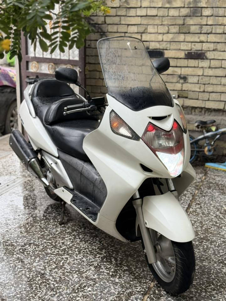 السلام عليكم
المميز سلفرونج 400  دراجة مكفولة كلهة شغالة 
وكلهة ابلادي مكينة كلجات فول كهربائيات
كلهة شغالة وكلهة ابلادي  منضومة زنون 
تخم تاير جديد وشرط نضافتهة احلى من الصور 
بدون قطرة صبغ أوراق موجودة 
مكاني بغداد العبيدي ***********
