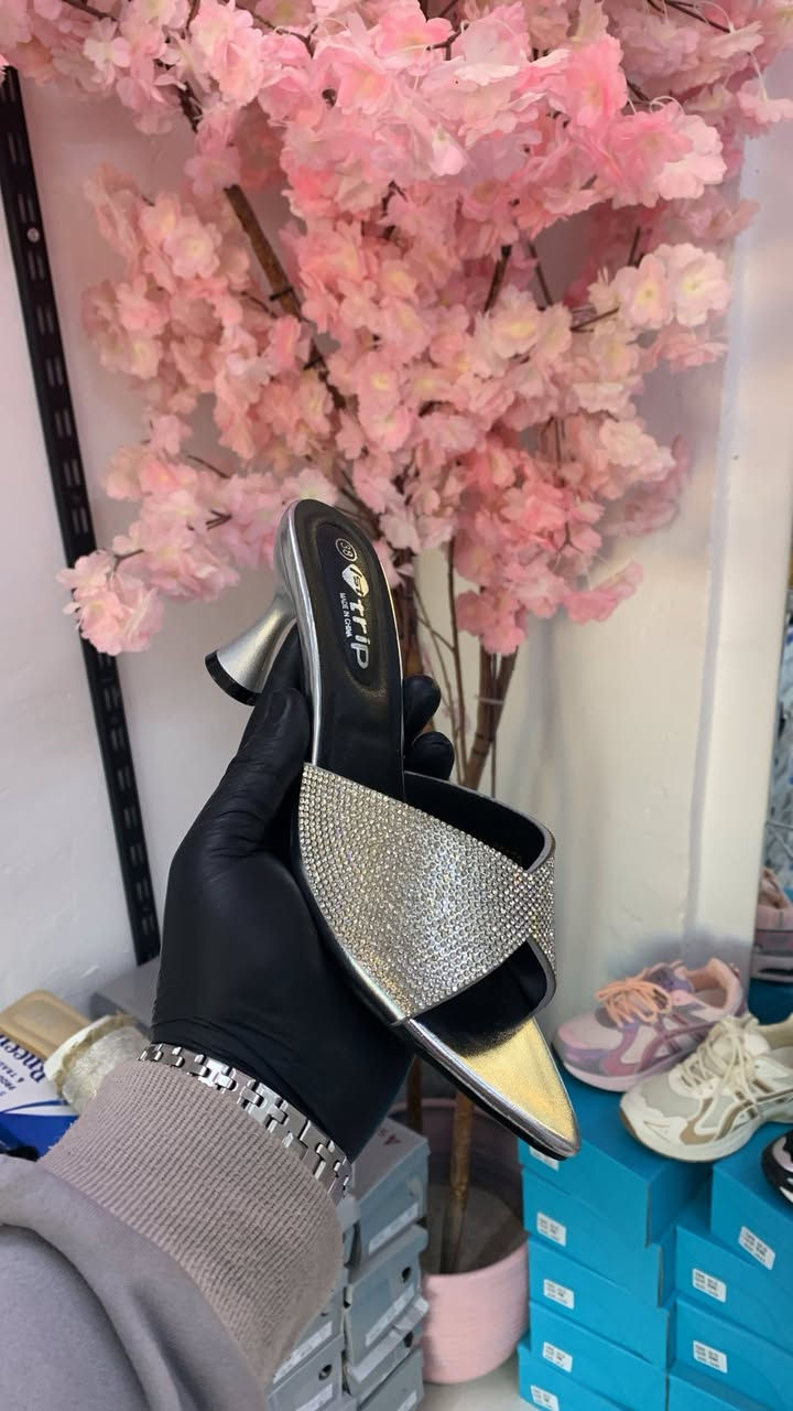 Pink shoes
جديد شحاطه كعب قلم +كعب مربع من قياس 37الى41 

📍الدور نهاية سوق الخضار مجاور مجمع كرستال


**إذا كنت صاحب هذا الإعلان وتريد حذفه لأي سبب، رجاءا أرسل رسالة إلى الدعم الفني**