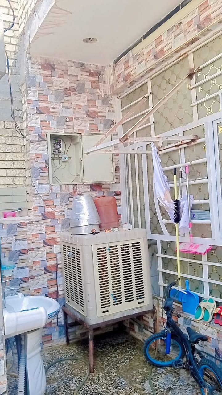الدار للبيع  "حي السفير" قرب ابو عراق بالفرع الورا شارع الوازات مساحة ١٢٥  عالي عن الشارع مثل ما موضح بالصور  السعر 115 بي مجال ***********
